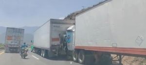 ¡OPERADORA DE TRÁILER PRENSADA EN LAS CUMBRES DE MALTRATA!