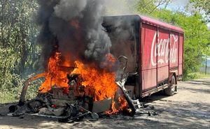 ¡MILITANTES DEL FNLS QUEMAN 5 CAMIONES DE COCA COLA!
