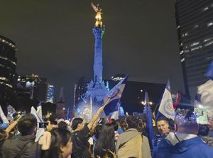 ¡CELEBRA AFICIÓN DE CRUZ AZUL EN EL ÁNGEL DE LA INDEPENDENCIA!