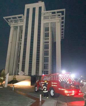 ¡FUEGO EN LA TORRE DE PEMEX DEL MALECÓN!
