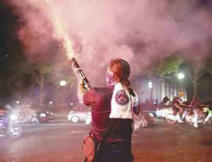 ¡CELEBRAN AFICIONADOS “DESTROZANDO” PARÍS!