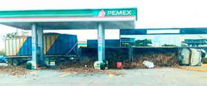 ¡TRÁILER CON CAÑA VOLCÓ EN LA GASOLINERA!