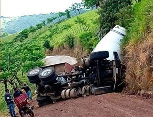 ¡UN MUERTO Y UN HERIDO DEJÓ VOLCADURA DE UNA REVOLVEDORA DE CEMENTO!