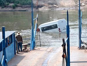 ¡CAYÓ CAMIONETA DE LA PANGA AL RÍO UXPANAPA!