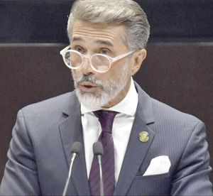 ¡ORDENAN DAR DE BAJA A MAYER EN MORENA!