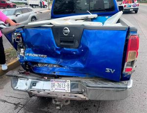 ¡TRÁILER CHOCA CAMIONETA Y DE REBOTE ARROLLAN A UN ABUELITO!