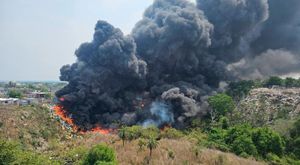 ¡SE PRENDE EL HOYO! - *Utilizan casi 20 pipas de agua para sofocar el incendio