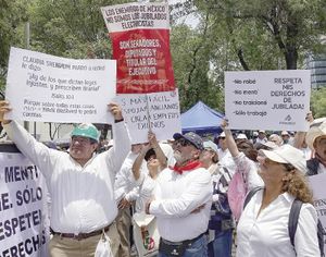 ¡SE QUEJAN LOS JUBILADOS ANTE LA CORTE POR RECORTES A PENSIONES!