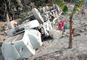¡SALIÓ DEL CAMINO TRÁILER CON CEMENTO EN SANTIAGO TUXTLA!