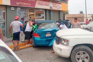 ¡CAMIONETA PROYECTA AUTO CONTRA OXXO EN VALLE ALTO!