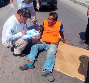 ¡ABUELITO ATROPELLADO POR TAXI!
