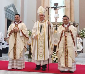 ¡OBISPO ORDENA A DOS NUEVOS CURAS!