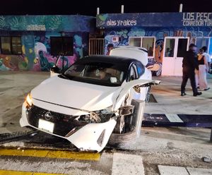 ¡SE DESBARATA AUTO EN LA CURVA DEL BULEVAR!