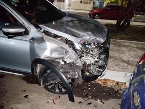 ¡CONDUCTORA LE PEGA A TRES AUTOS Y UN REMOLQUE!