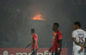 ¡CANCELAN PARTIDO DE LIBERTADORES POR INCIDENTES EN LA TRIBUNA!