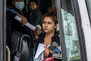 ¡ABANDONAN A 13 MIL EXTRANJEROS DEPORTADOS DE EU A MÉXICO!