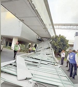 ¡CAE TECHUMBRE DE PUENTE PEATONAL DE TERMINAL 1 DEL AICM!