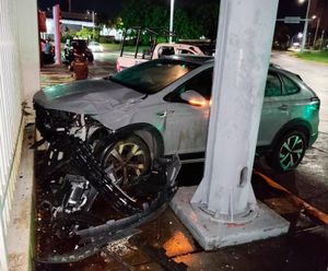 ¡CAMIONETA PATINA Y SE ESTRELLA CONTRA TEMPLO MORMÓN!