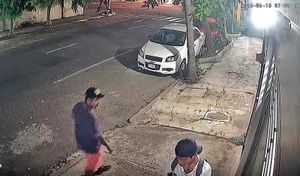 ¡PAREJA DE JAULEROS ABREN COCHERA CON GANCHOS!
