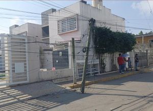 ¡TRÁILER ARRANCÓ POSTE CON CABLEADO EN LAS BAJADAS!