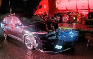 ¡DA VUELTA EN “U” Y LO IMPACTA CAMIONETA!
