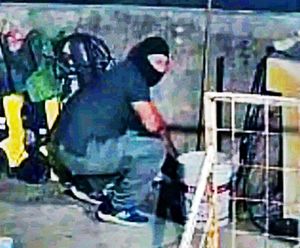 ¡“NINJA” MADRUGADOR SUBE A ROBAR EN LAS AZOTEAS DE LAS CASAS!
