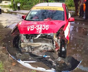 ¡SE ESTRELLA TAXI CONTRA UN ÁRBOL EN LA COLONIA POCITOS Y RIVERA!