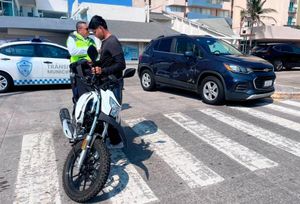¡BIKER LESIONADO SE LE ATRAVESÓ LA CAMIONETA!