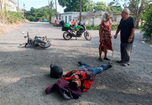 ¡CHOCAN MOTOCICLISTA Y AUTO EN DOS CAMINOS!