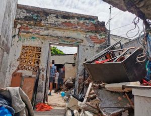 ¡DEMOLERÁN CASA QUE SE LE CAYÓ EL TECHO!