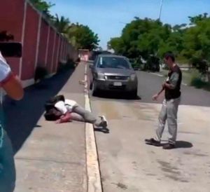 ¡INDIGNACIÓN POR PELEA DE ESTUDIANTES! - *Lo deja inconsciente y tirado en el suelo