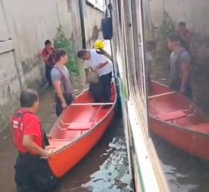 ¡RESCATAN A 23 PASAJEROS! - *Quedó varado por la inundación de la carretera Veracruz-Xalapa