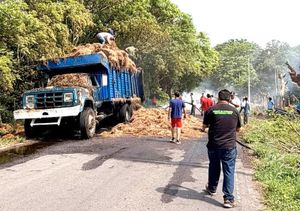 ¡ARDE CAMIÓN CON FORRAJE EN TLALIXCOYAN!