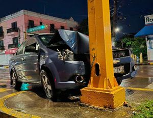 ¡DOS BORRACHINES ESTRELLAN SU AUTOMÓVIL CONTRA SEMÁFORO!