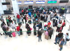 ¡PASAJEROS ESPERAN 5 HORAS PARA VOLAR A MONTERREY!