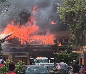 ¡SE PRENDE EL CAREVA! - *Arde la emblemática palapa del hotel