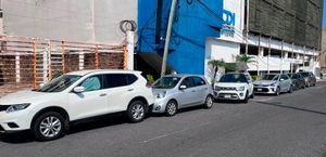 ¡ACELERA Y LE PEGA A 5 AUTOS ESTACIONADOS!