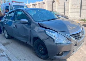 ¡LE PEGÓ A COCHE ESTACIONADO!