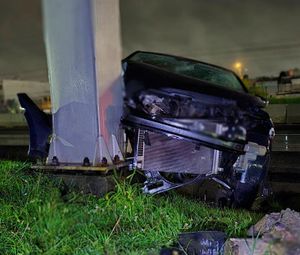 ¡SE IMPACTÓ CONTRA BASE METÁLICA EN LA AUTOPISTA!