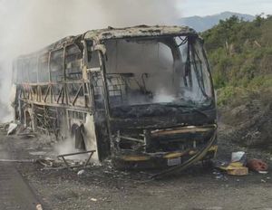 ¡AUTOBÚS CARBONIZADO EN LAS CUMBRES DE MALTRATA!