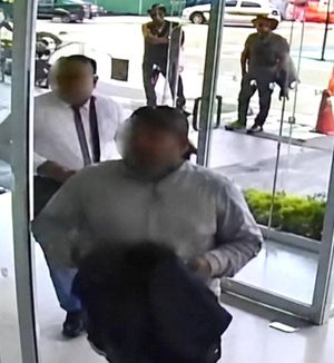¡PISTOLEROS ASALTAN A DAMA DENTRO DE SUCURSAL DE BANCOMER!