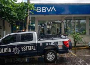 ¡BANCAZO EN XALAPA! - CRIMINALES SOMETIERON A UNA DECENA DE CUENTAHABIENTES ROBANDOLES 150 MIL PESOS
