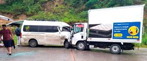 ¡ENCONTRONAZO: 9 HERIDOS! - CAMIONETA URVAN CHOCÓ DE FRENTE CONTRA CAMIÓN DE COPPEL EN PAPANTLA