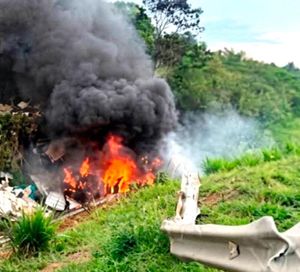 ¡MUEREN CALCINADOS! - TRAILER SE IMPACTO CONTRA BARRA METÁLICA DE PROTECCIÓN Y DESPUÉS SE INCENDIÓ