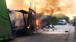¡TRAILEROS MUEREN QUEMADOS! - DOS TRACTOCAMIONES CHOCARON DE FRENTE Y SE INCENDIARON EN PANUCO