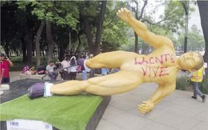 ¡VANDALIZAN ESCULTURAS! - DEL MUNDIAL DE FÚTBOL