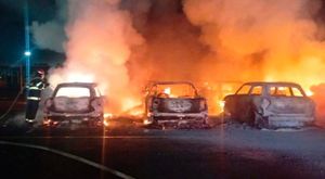 ¡ARDEN 13 MINICOOPERS NUEVOS EN INCENDIO EN PATIOS DE OPERADORA CSI!