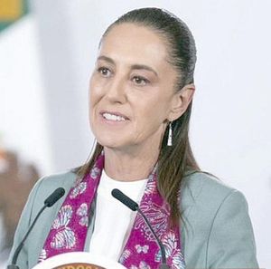¡CLAUDIA FELICITA A LOS PADRES EN SU DÍA DE DÍAS!