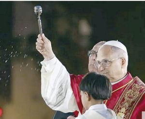 ¡EL PAPA LEÓN ALZA LA MIRADA Y BENDICE LA IMPONENTE TORRE DE JESUCRISTO!