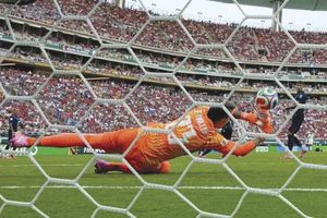 ¡OSOTE DE MUSLERA LE DA LIDERATO A ESPAÑA Y ELIMINA A URUGUAY!